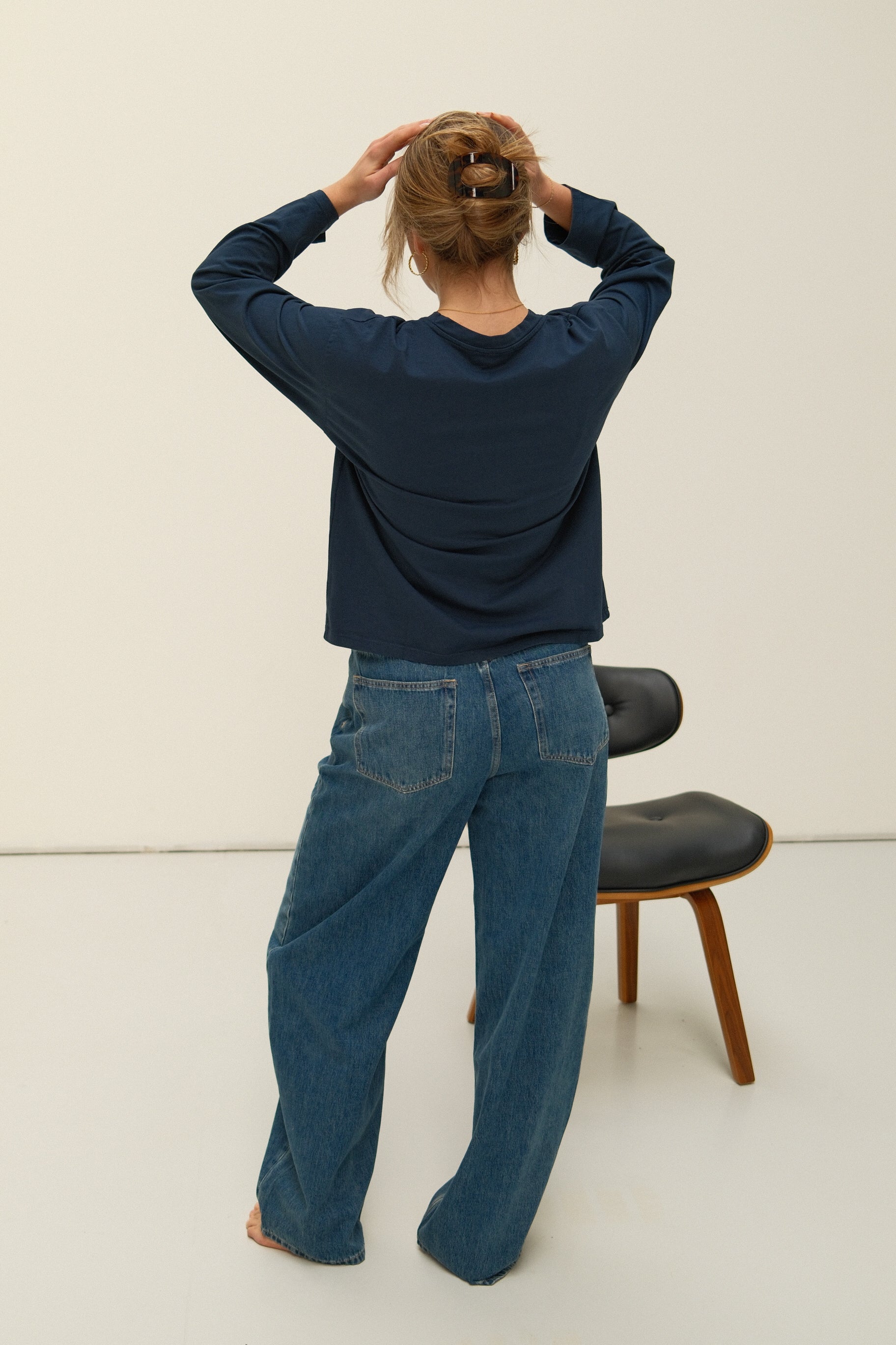 SNEAKERS LENGTH BARREL JEANS