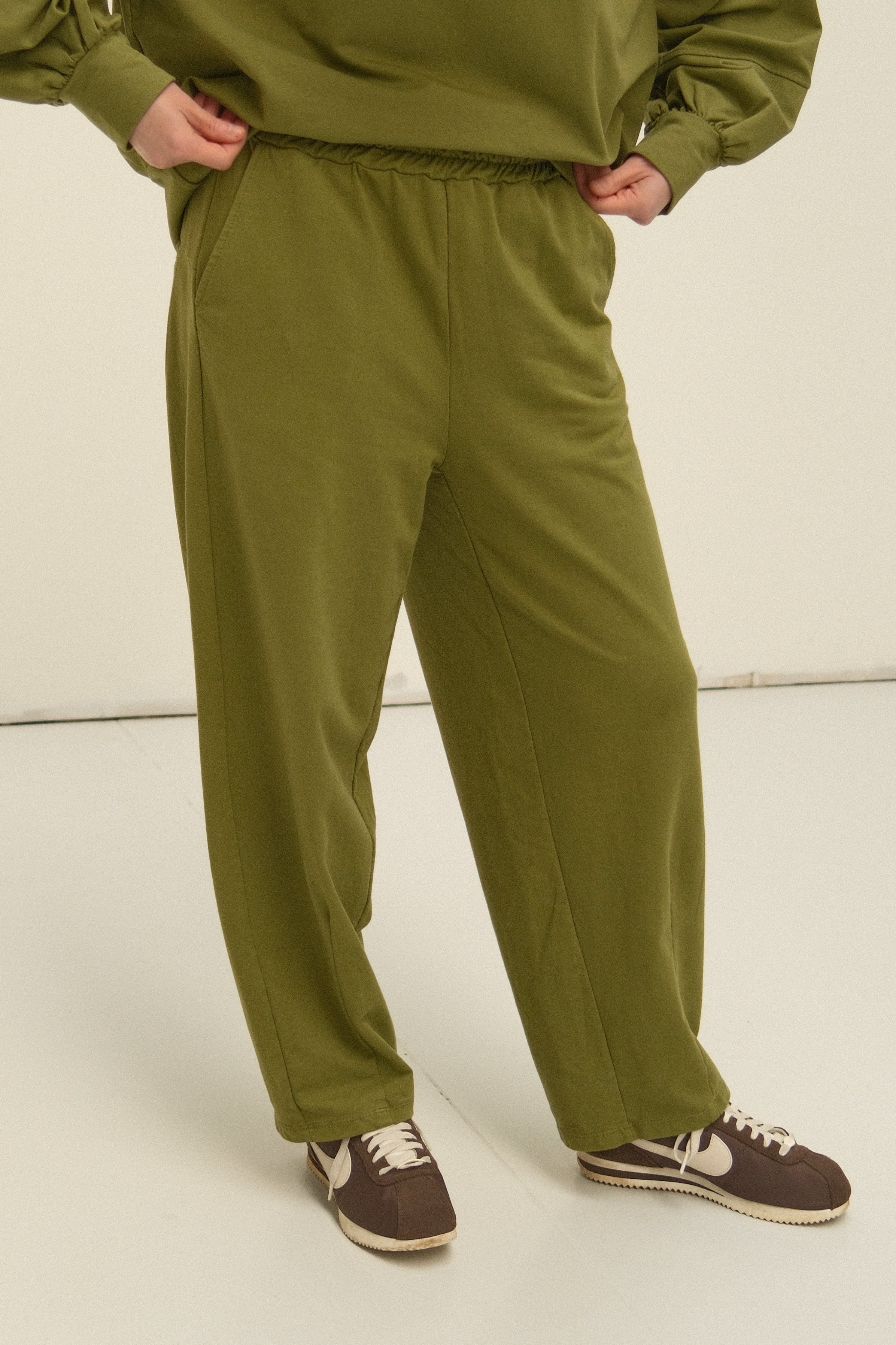SLOW MORNING JOGGER OLIVE GREEN