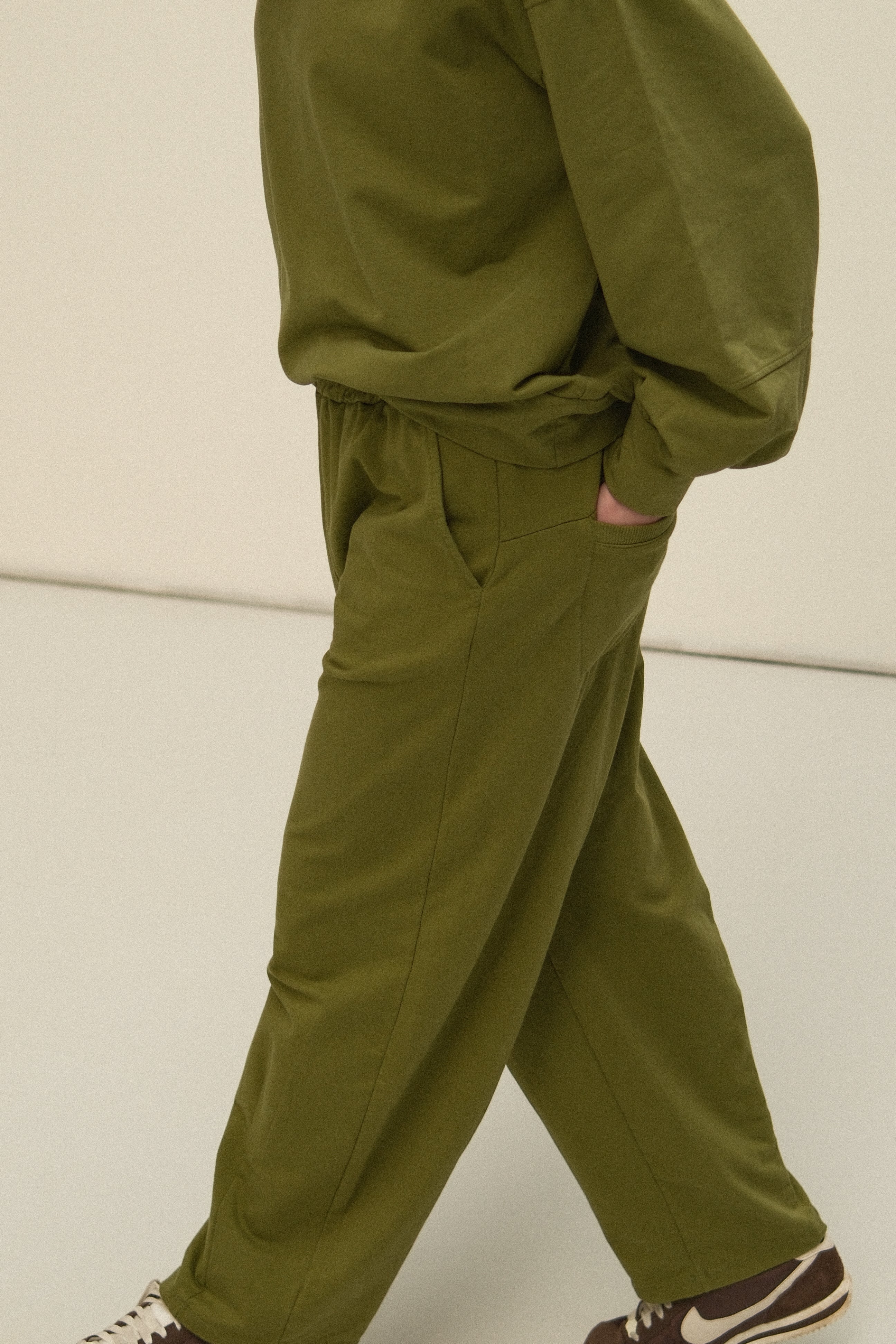 SLOW MORNING JOGGER OLIVE GREEN