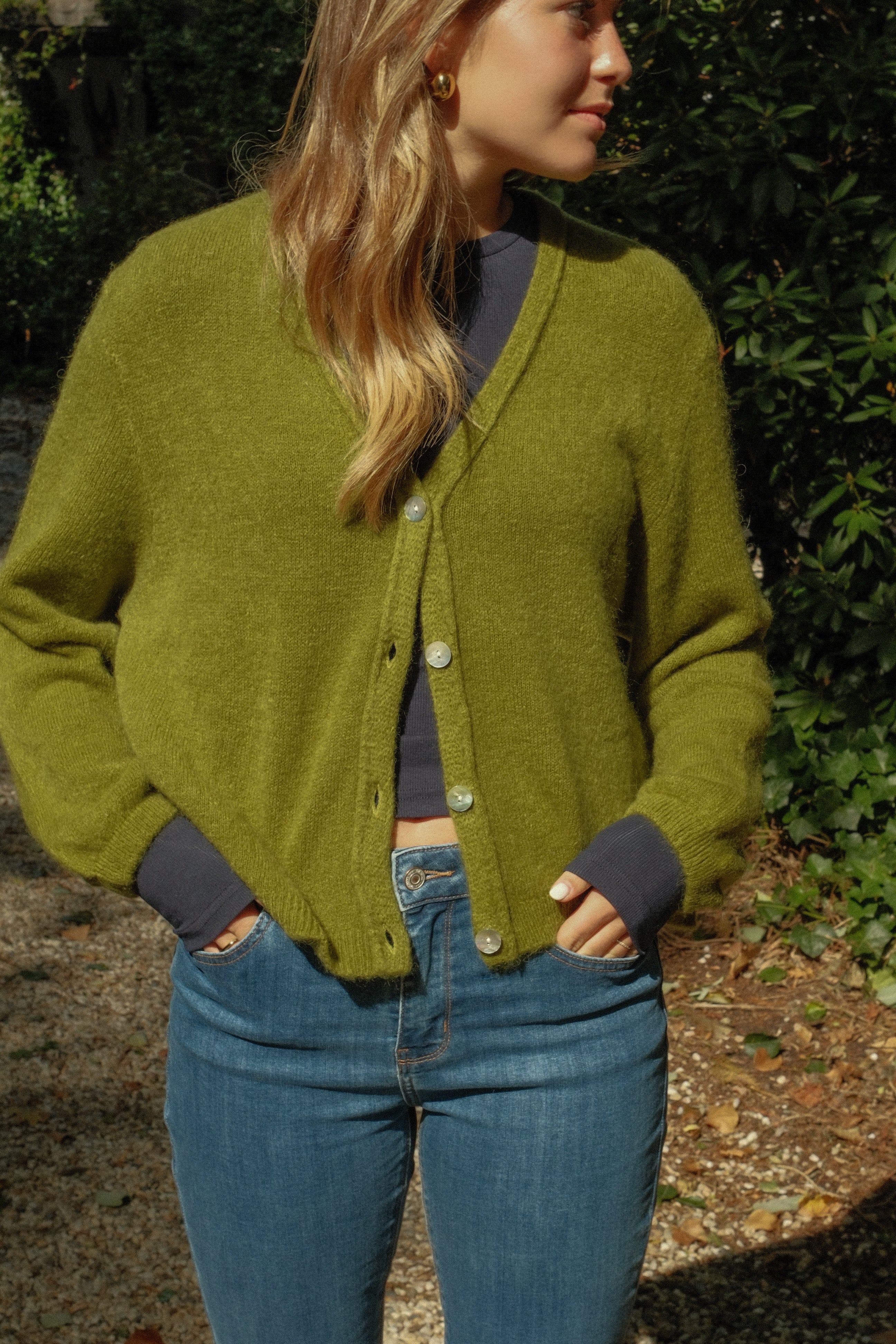 THE ALPACA V CARDIGAN OLIVE GREEN