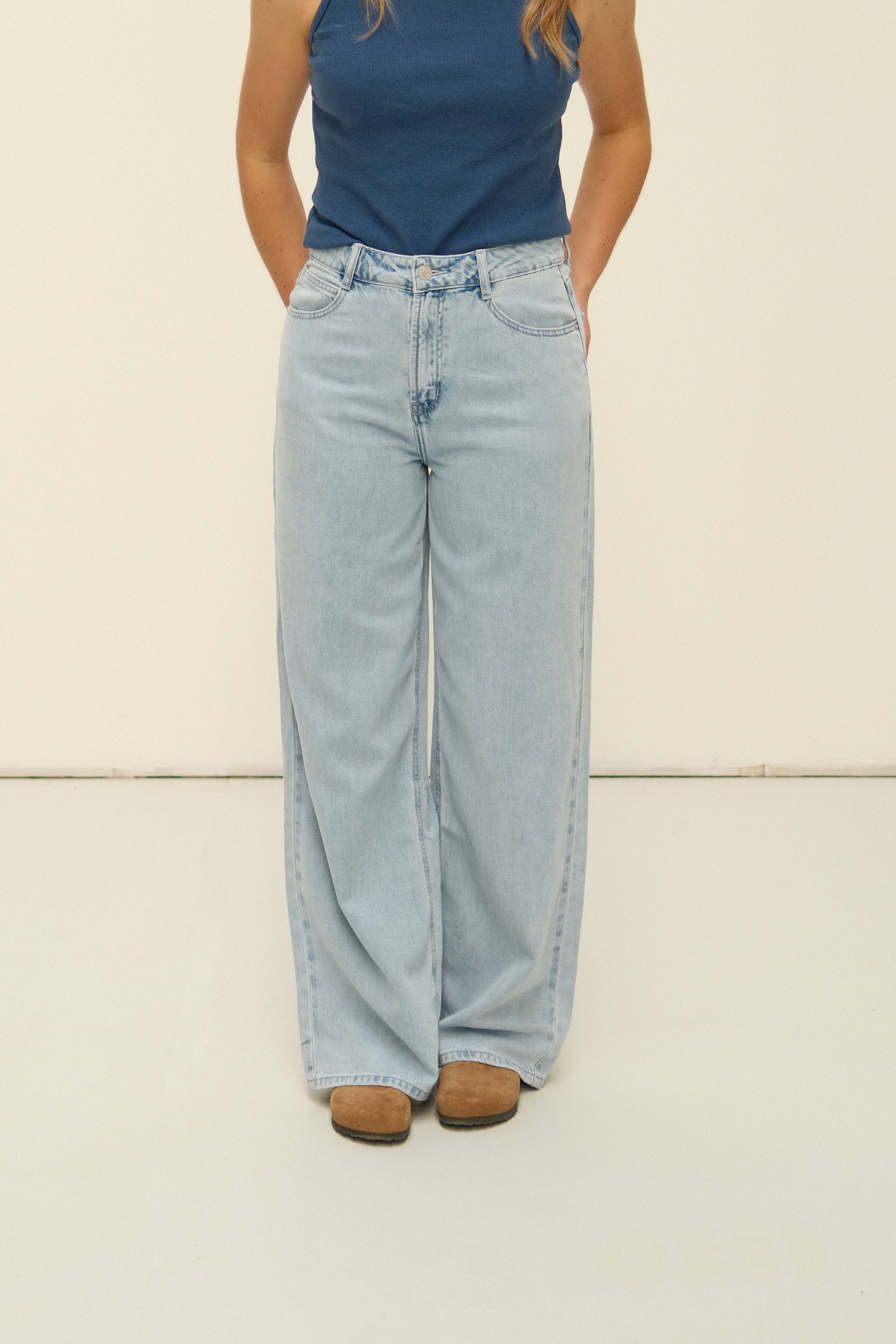 FULL LENGTH WIDE JEANS