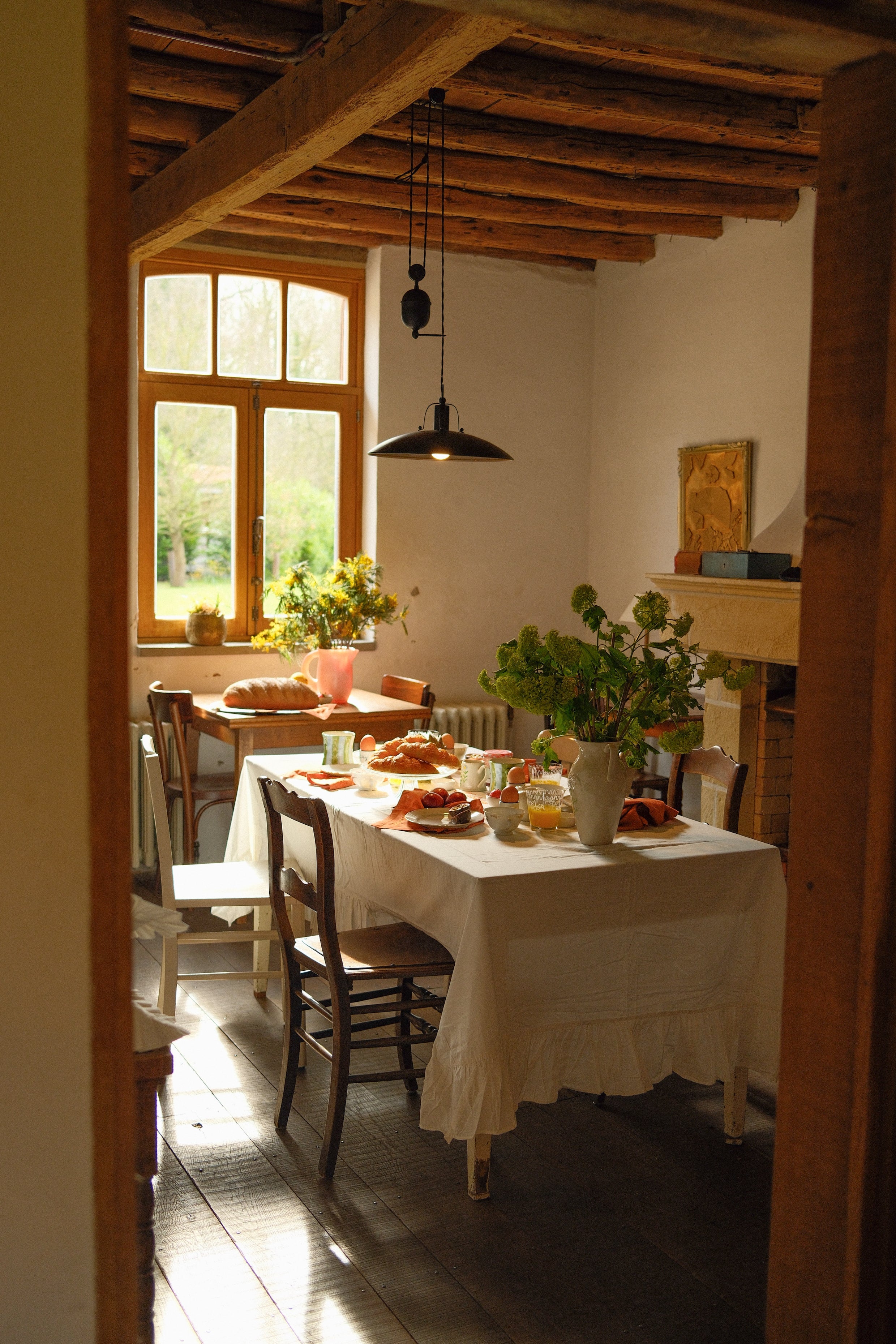 HOLIDAY RUFFLE TABLECLOTH
