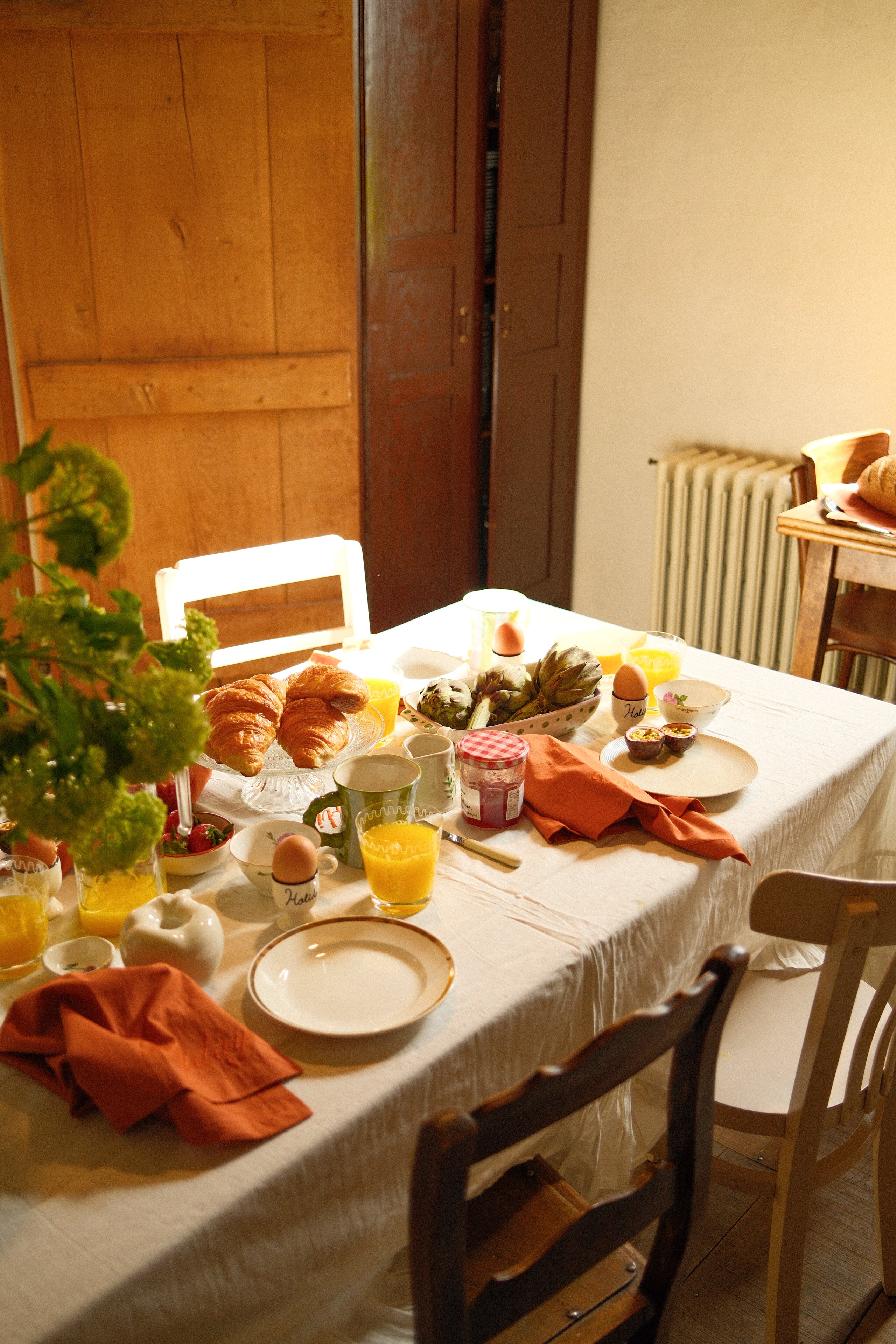 HOLIDAY RUFFLE TABLECLOTH