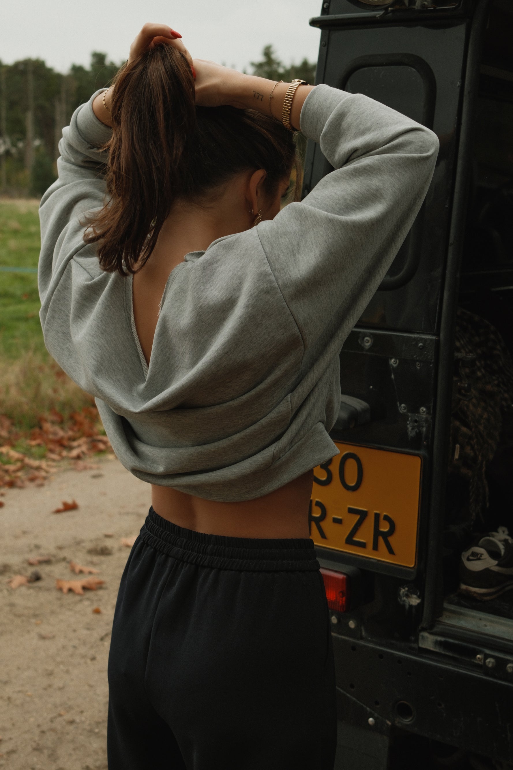 THE IRIS OFF SHOULDER SWEAT GREY