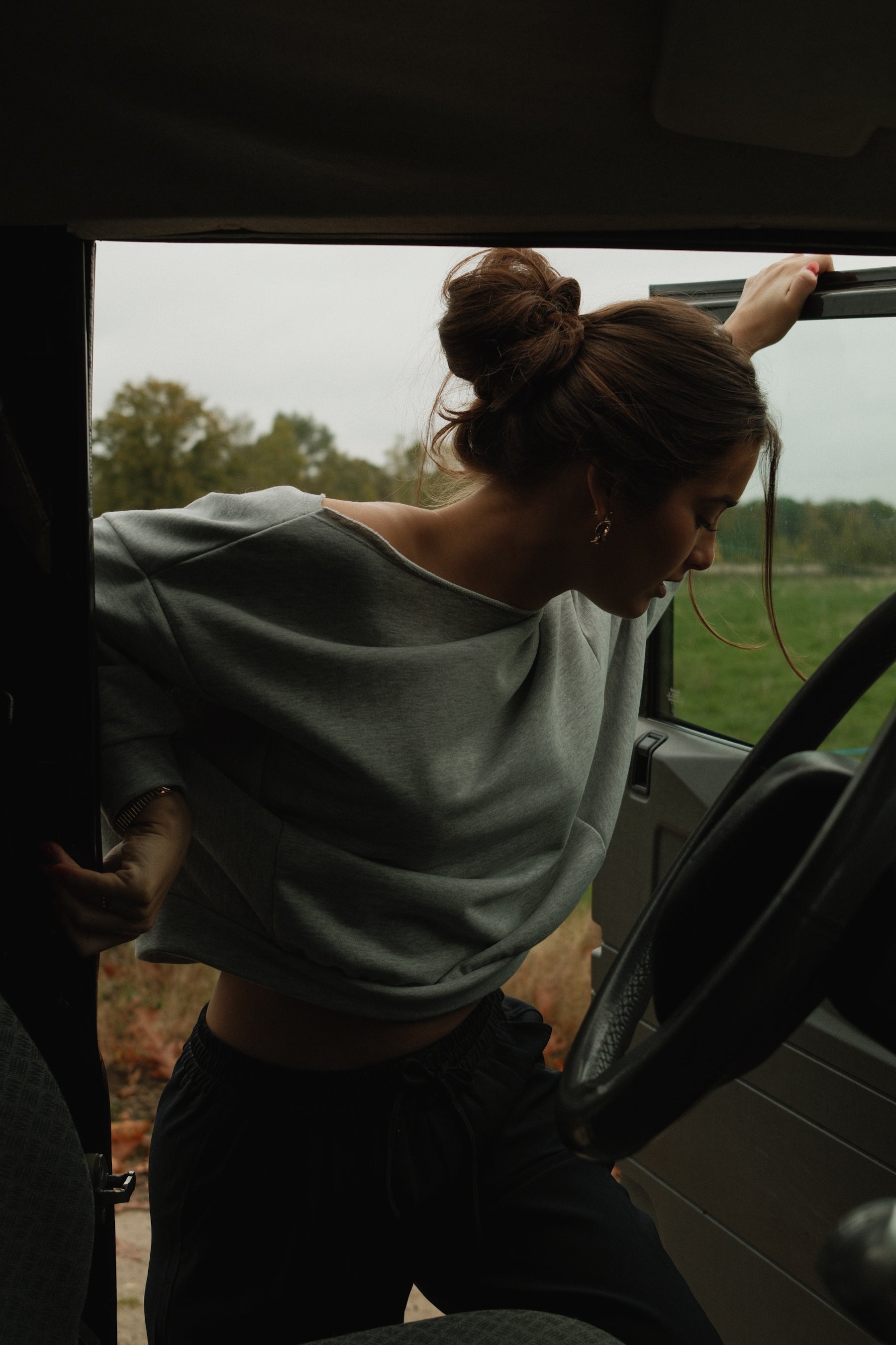 THE IRIS OFF SHOULDER SWEAT GREY