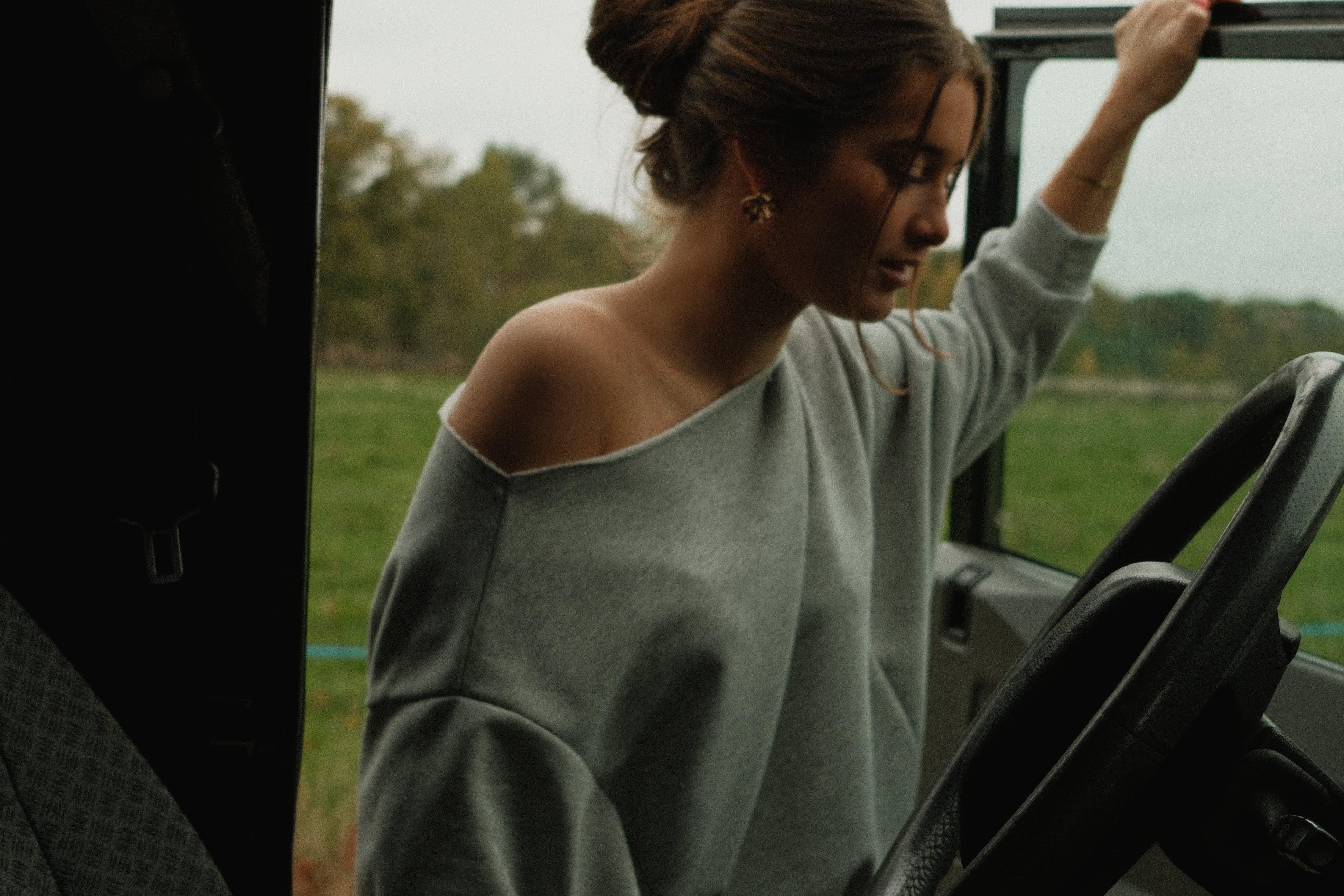 THE IRIS OFF SHOULDER SWEAT GREY