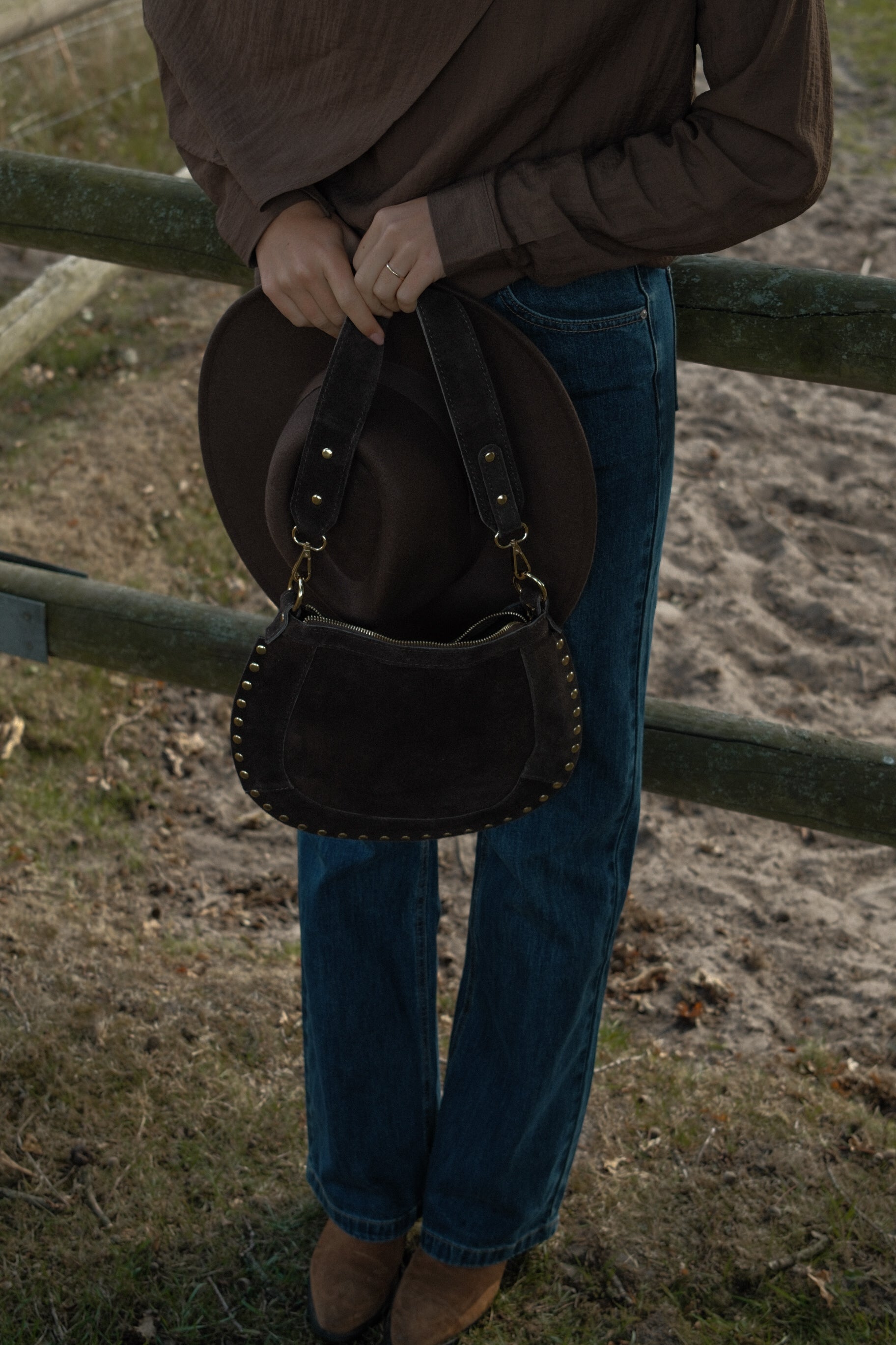 THE STUD SADDLE BAG CHOCO