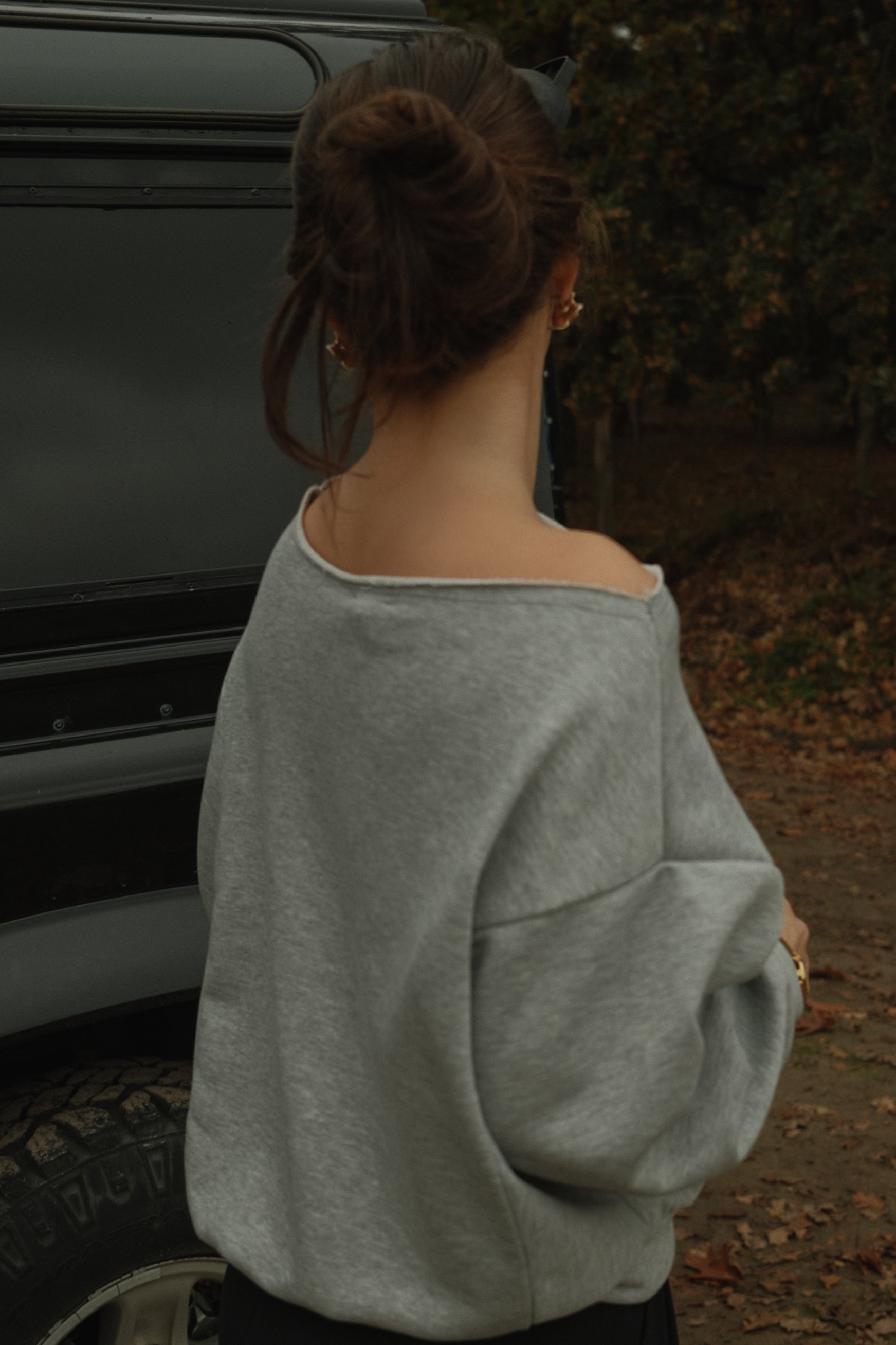THE IRIS OFF SHOULDER SWEAT GREY