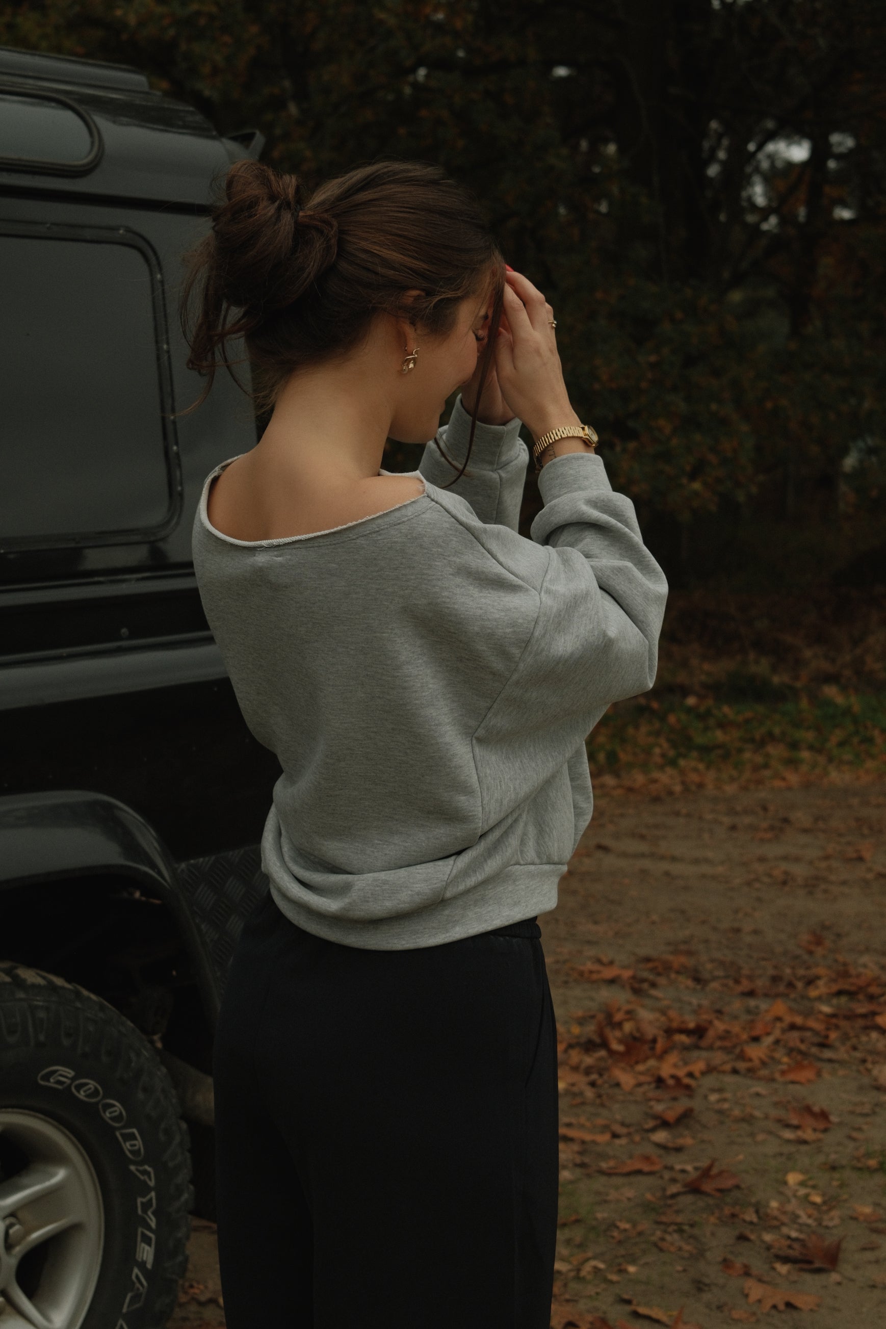 THE IRIS OFF SHOULDER SWEAT GREY